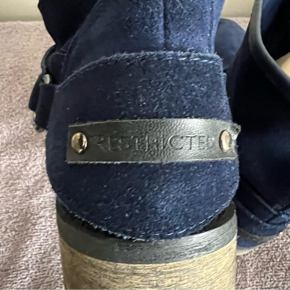 Restricted blue suede ankle booties with outside zip and buckle detail. Elvis - Picture 7 of 9